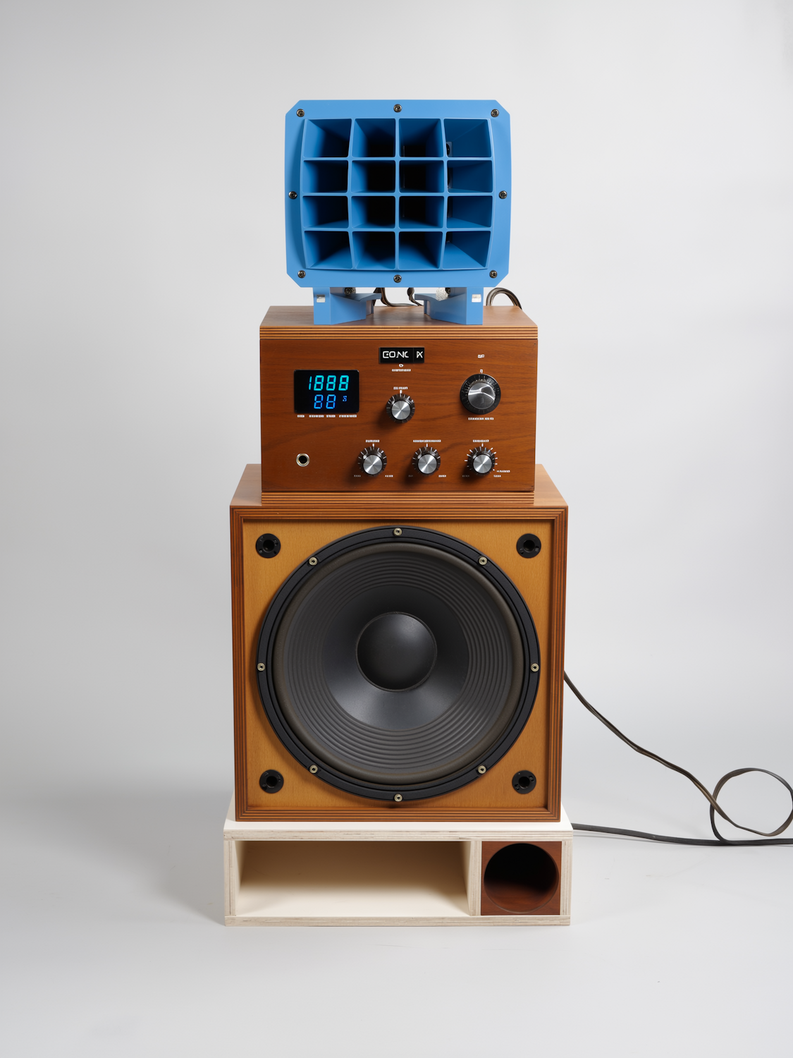 Barra de sonido con subwoofer junto a un mueble de sala