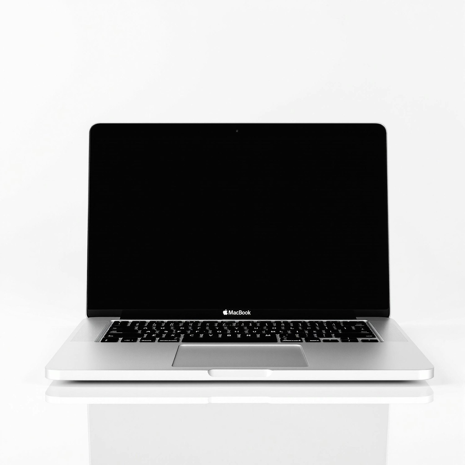 Laptop plateada de 14 pulgadas sobre una superficie blanca
